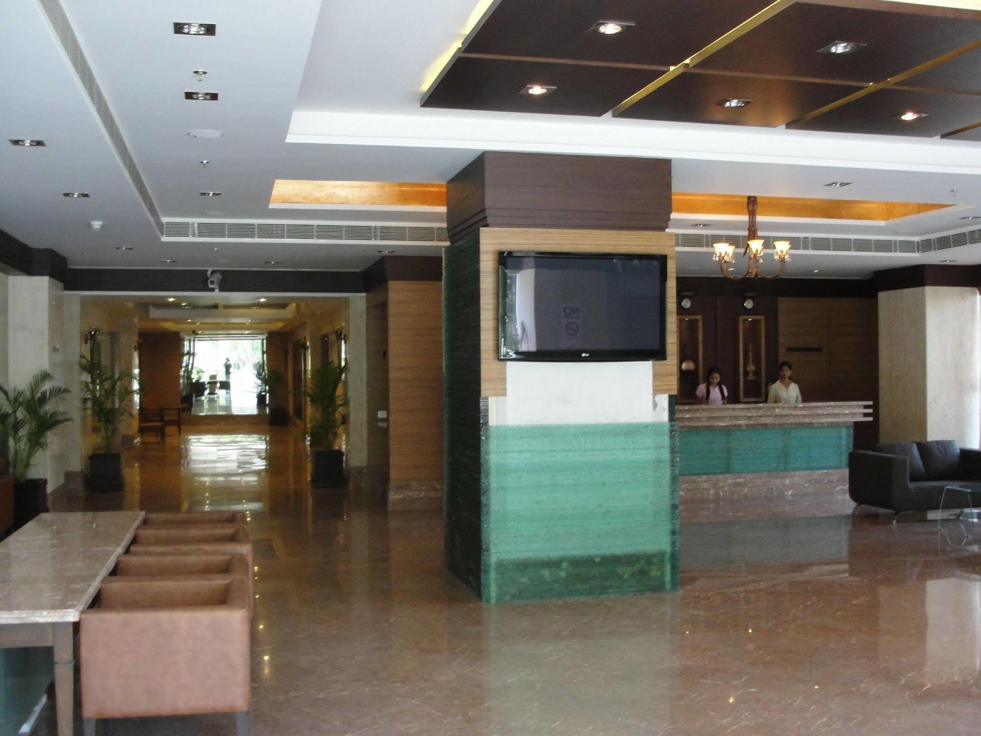 Hotel The Cambay Grand Ahmedabad Exterior foto